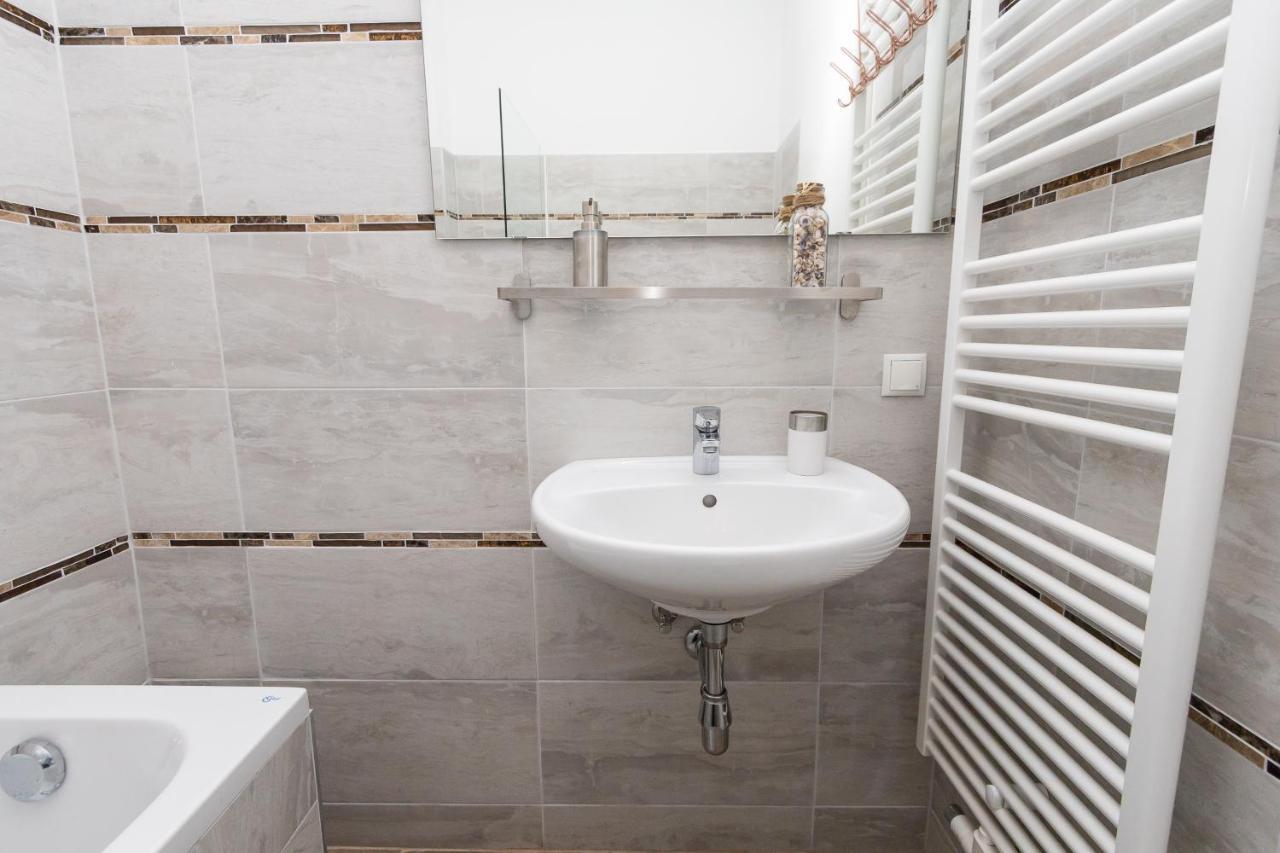 Comfortable Romantic 1 Bedroom Apartment Near Augarten เวียนนา ภายนอก รูปภาพ